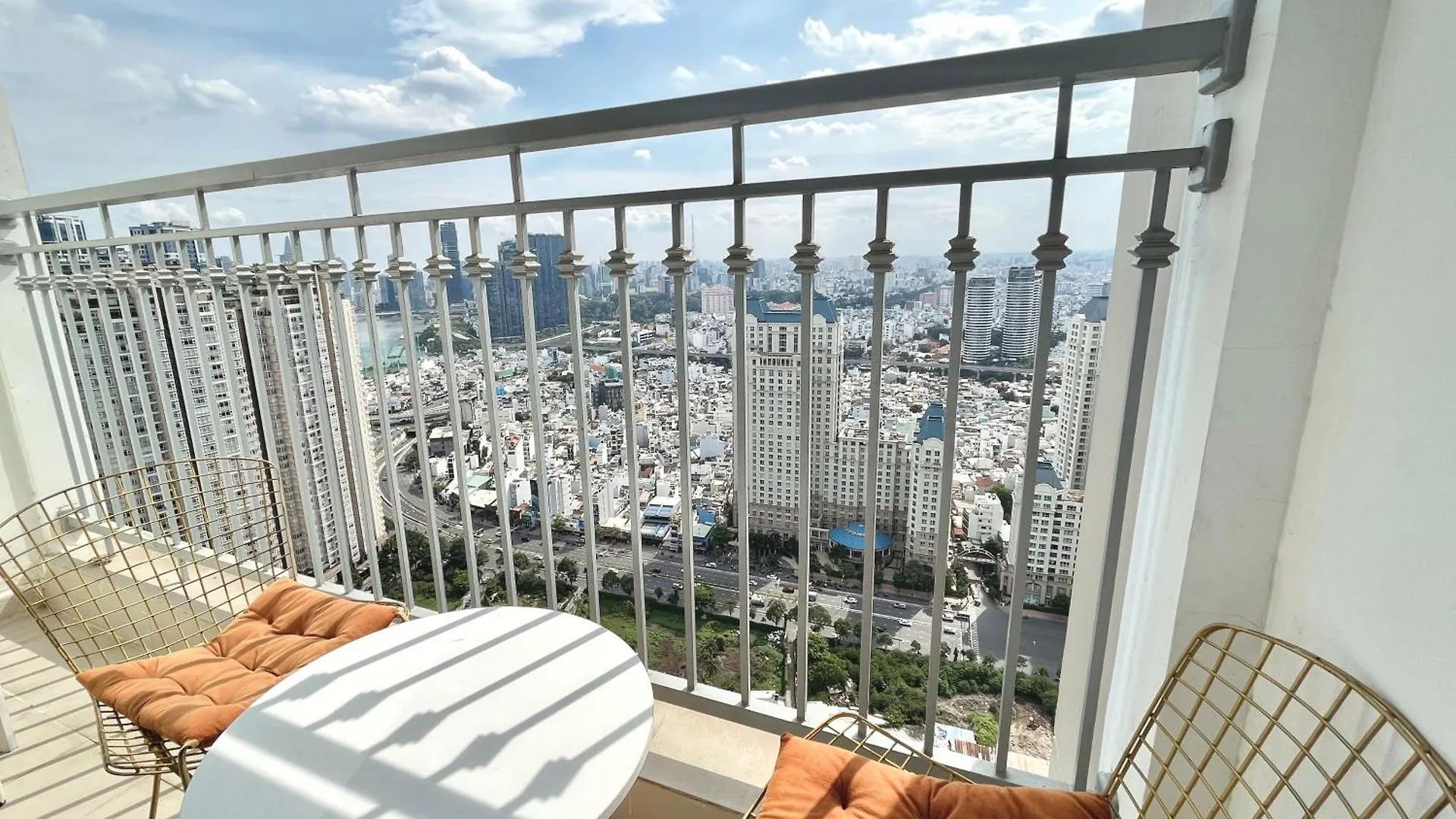 Allen Luxury Apartment - Vinhomes Central Park Ho Chi Minh City